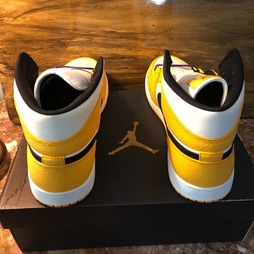 Air Jordan 1 Mid SE Lakers University Gold Purple - Picture 6 of 7